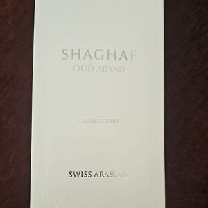 Shaghaf Oud smells like a rich, sweet, and woody oriental fragrance.